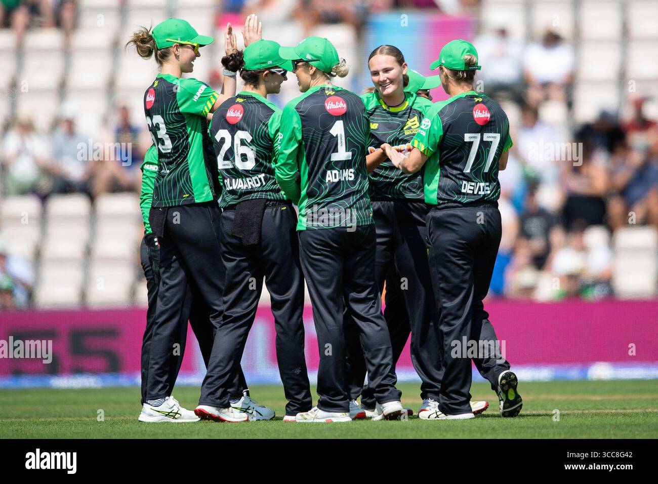 Southampton, Regno Unito, 10 agosto 2025. Tilly Corteen-Coleman e Southern Brave festeggiano il wicket di Emma Lamb durante il Women's the Hundred match tra Southern Brave e Birmingham Phoenix all'Utilita Bowl. Crediti: Dave Vokes/Alamy Live News Foto Stock