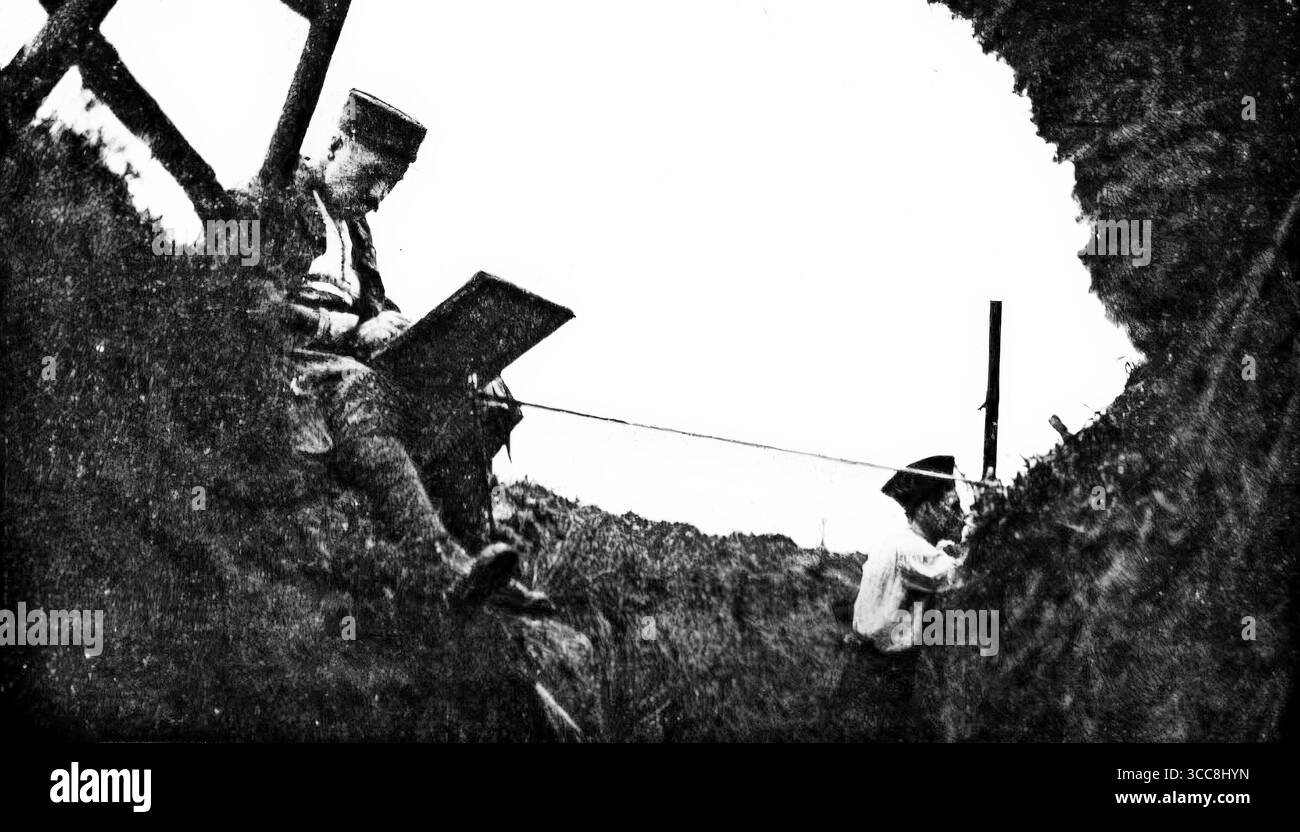 Il pittore francese Charles Duvent seduto sul bordo della trincea di Lambert vicino a Souchet durante la prima guerra mondiale fu incaricato di documentare la guerra attraverso la sua arte, creando opere esposte in Francia e all'estero. Pubblicato a LíIllustration, 8 aprile 1916. Foto Stock