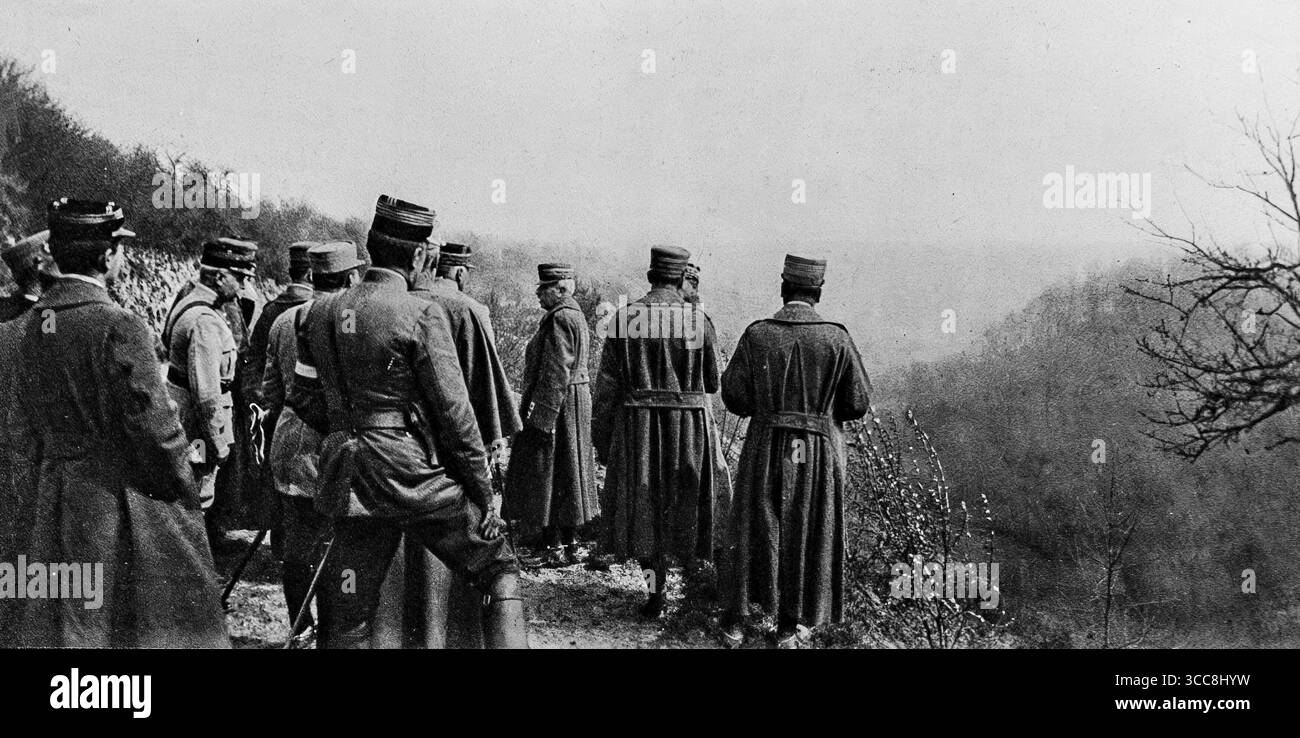 Il generale Luigi Cadorna, Capo di Stato maggiore dell'Esercito Italiano, visita un posto di osservazione che domina i burroni della Foresta delle Argonne durante la prima guerra mondiale. La visita faceva parte di uno scambio di alto comando franco-italiano per coordinare le strategie contro le potenze centrali. Pubblicato a LíIllustration, aprile 1916. Foto Stock