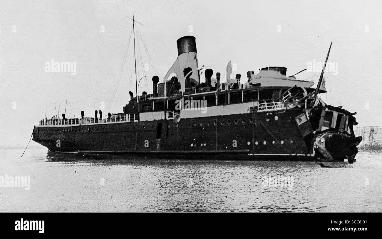 Foto d'archivio del traghetto passeggeri SS Sussex, ancora a galla, che arriva al porto di Boulogne dopo essere stato silurato nel marzo 1916 durante la prima guerra mondiale. La nave mostra danni visibili a poppa, con le sezioni centrale e anteriore intatte, fotografate in acque calme. Foto Stock