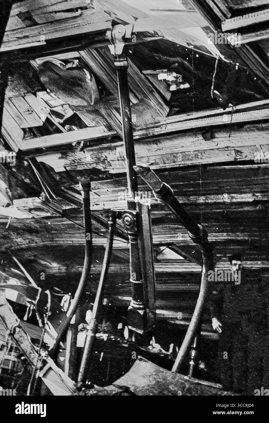 Fotografia interna d'archivio che mostra il salone di prima classe distrutto della SS Sussex dopo un attacco di siluri nel 1916. Il pavimento in legno è strappato, le travi esposte e i detriti sparsi in tutto il vano distrutto. Foto Stock