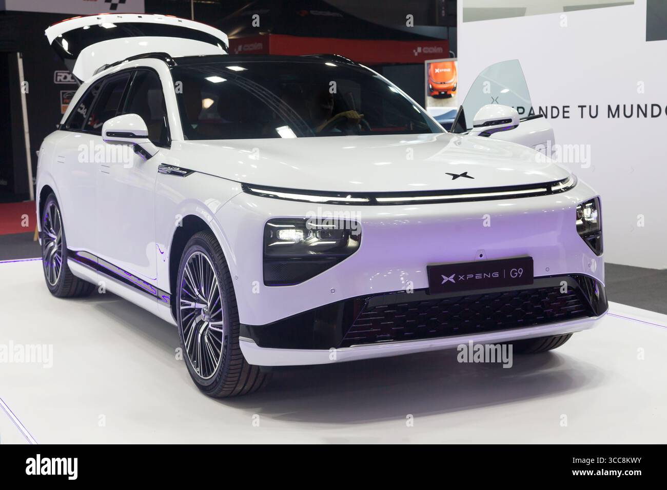 Barcellona, Spagna - 19 maggio 2025: Xpeng G9 in mostra all'Automobile Barcelona 2025 di Barcellona, Spagna. Foto Stock