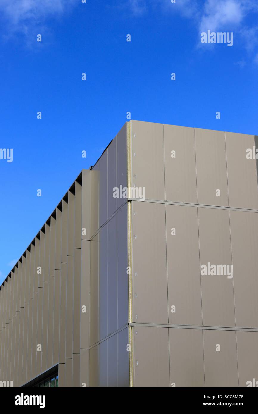 Pannelli di rivestimento in alluminio impermeabili montati sull'edificio del mozzo civico Radcliffe, in costruzione a Greater manchester nel regno unito Foto Stock