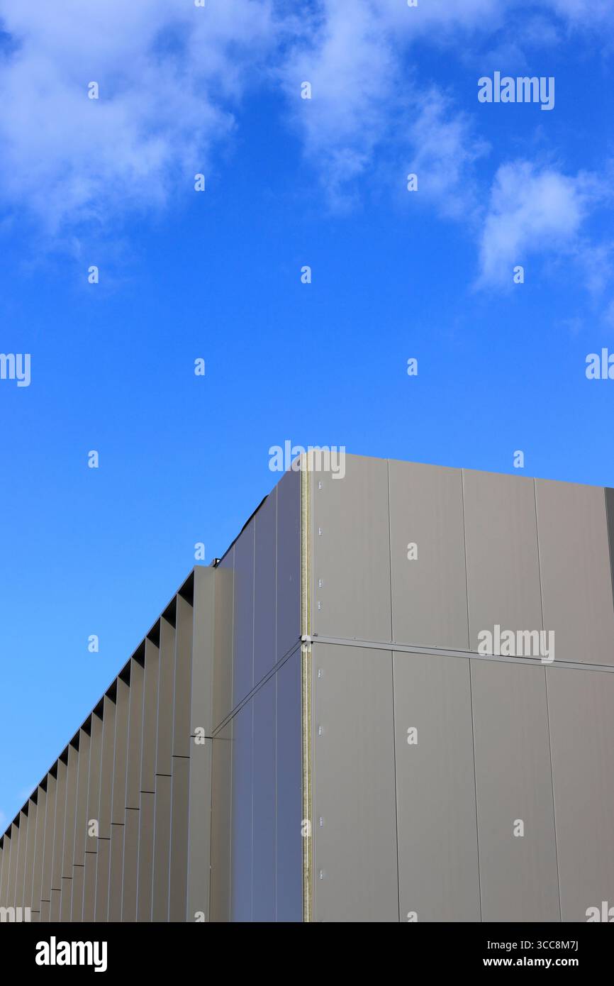 Pannelli di rivestimento in alluminio montati sull'edificio del mozzo civico Radcliffe, in costruzione a Greater manchester nel regno unito Foto Stock