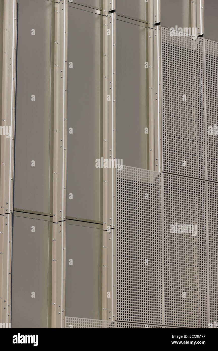 Pannelli di rivestimento in alluminio impermeabili montati sull'edificio del mozzo civico Radcliffe, in costruzione a Greater manchester nel regno unito Foto Stock