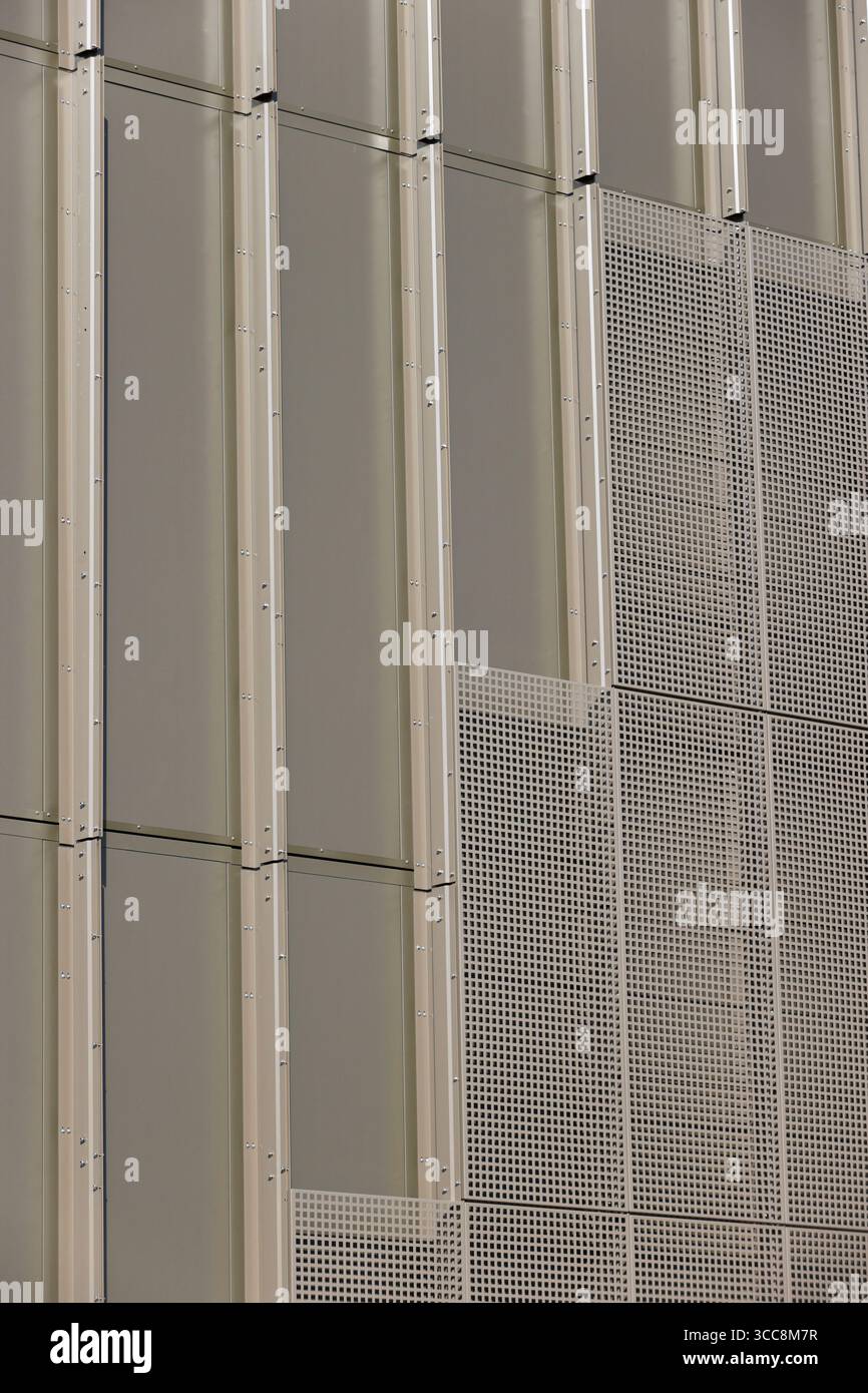 Pannelli di rivestimento in alluminio impermeabili montati sull'edificio del mozzo civico Radcliffe, in costruzione a Greater manchester nel regno unito Foto Stock