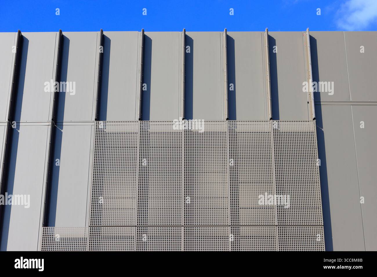 Pannelli di rivestimento in alluminio impermeabili montati sull'edificio del mozzo civico Radcliffe, in costruzione a Greater manchester nel regno unito Foto Stock