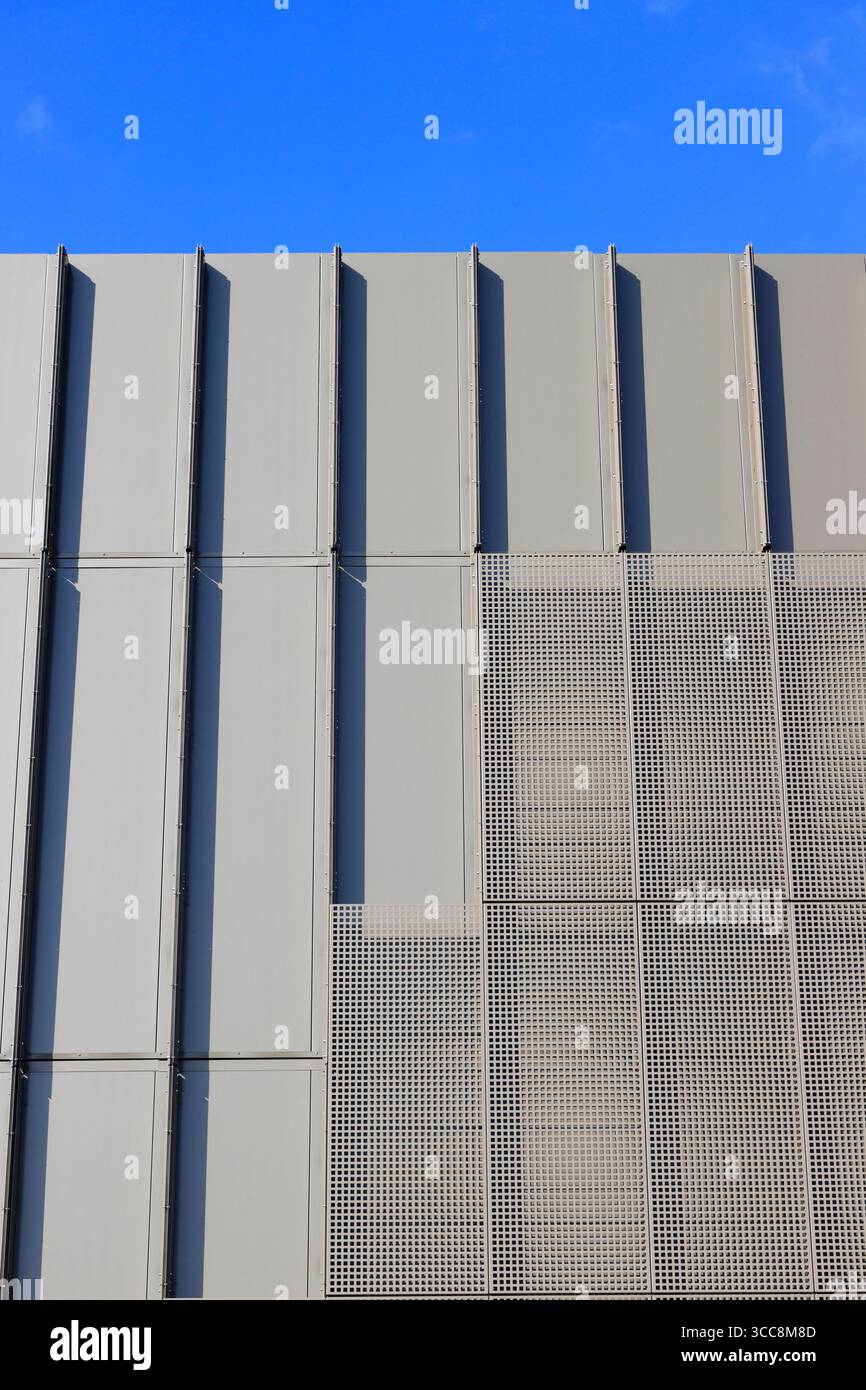 Pannelli di rivestimento in alluminio impermeabili montati sull'edificio del mozzo civico Radcliffe, in costruzione a Greater manchester nel regno unito Foto Stock