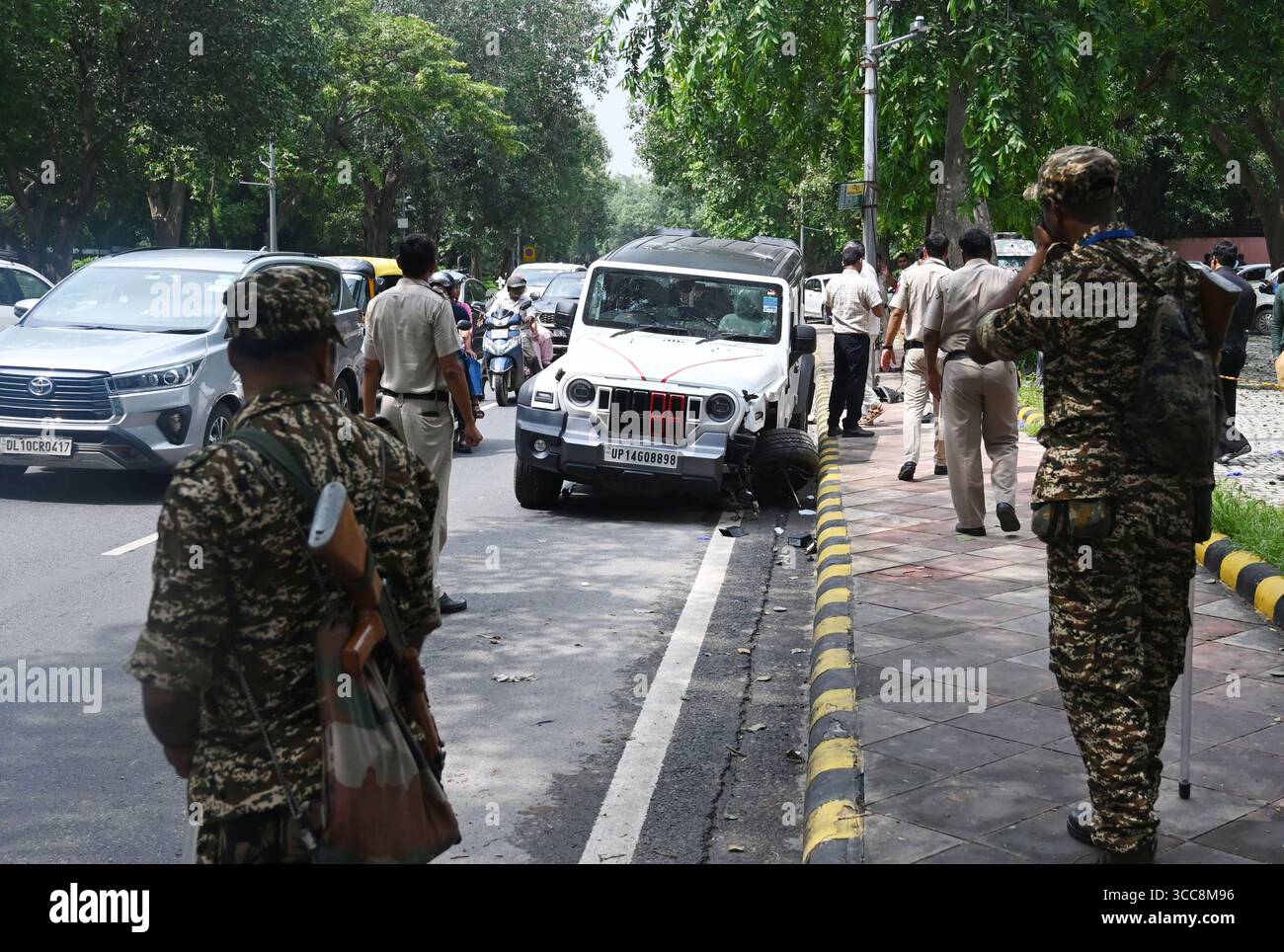 NUOVA DELHI, INDIA - 10 AGOSTO: Il personale addetto alla sicurezza sta di guardia vicino al veicolo Thar, visto sul luogo dell'incidente a Mother Teresa Crescent Marg per il parcheggio di Talkatora, il 10 agosto 2025 a nuova Delhi, India. Una persona e' stata uccisa e un'altra ferita dopo essere stata investita da un SUV su Mother Teresa Road. La polizia ha detto che l'auto, Mahindra Thar, ha colpito i pedoni vicino a Gyarah Murti domenica mattina. Durante l'indagine, la polizia ha recuperato una bottiglia di liquore dal veicolo, a seguito della quale una squadra forense è stata chiamata ad esaminarla per determinare se il consumo di alcol fosse coinvolto. (Pho Foto Stock