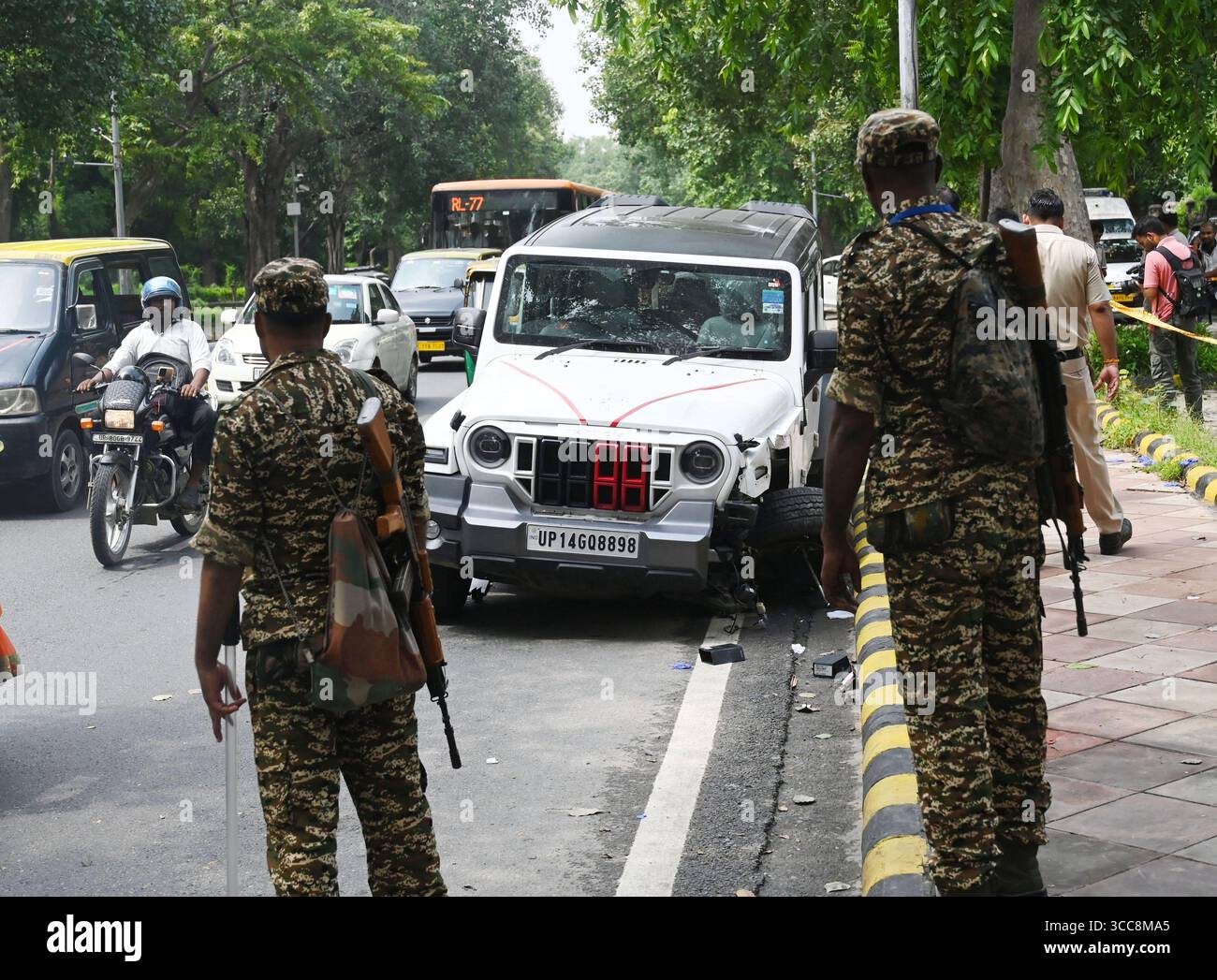 NUOVA DELHI, INDIA - 10 AGOSTO: Il personale addetto alla sicurezza sta di guardia vicino al veicolo Thar, visto sul luogo dell'incidente a Mother Teresa Crescent Marg per il parcheggio di Talkatora, il 10 agosto 2025 a nuova Delhi, India. Una persona e' stata uccisa e un'altra ferita dopo essere stata investita da un SUV su Mother Teresa Road. La polizia ha detto che l'auto, Mahindra Thar, ha colpito i pedoni vicino a Gyarah Murti domenica mattina. Durante l'indagine, la polizia ha recuperato una bottiglia di liquore dal veicolo, a seguito della quale una squadra forense è stata chiamata ad esaminarla per determinare se il consumo di alcol fosse coinvolto. (Pho Foto Stock
