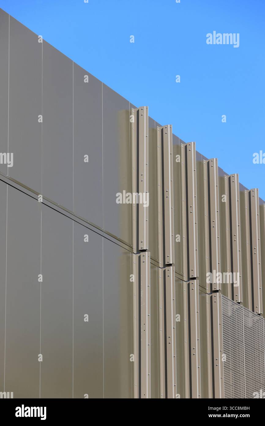 Pannelli di rivestimento in alluminio montati sull'edificio del mozzo civico Radcliffe, in costruzione a Greater manchester nel regno unito Foto Stock