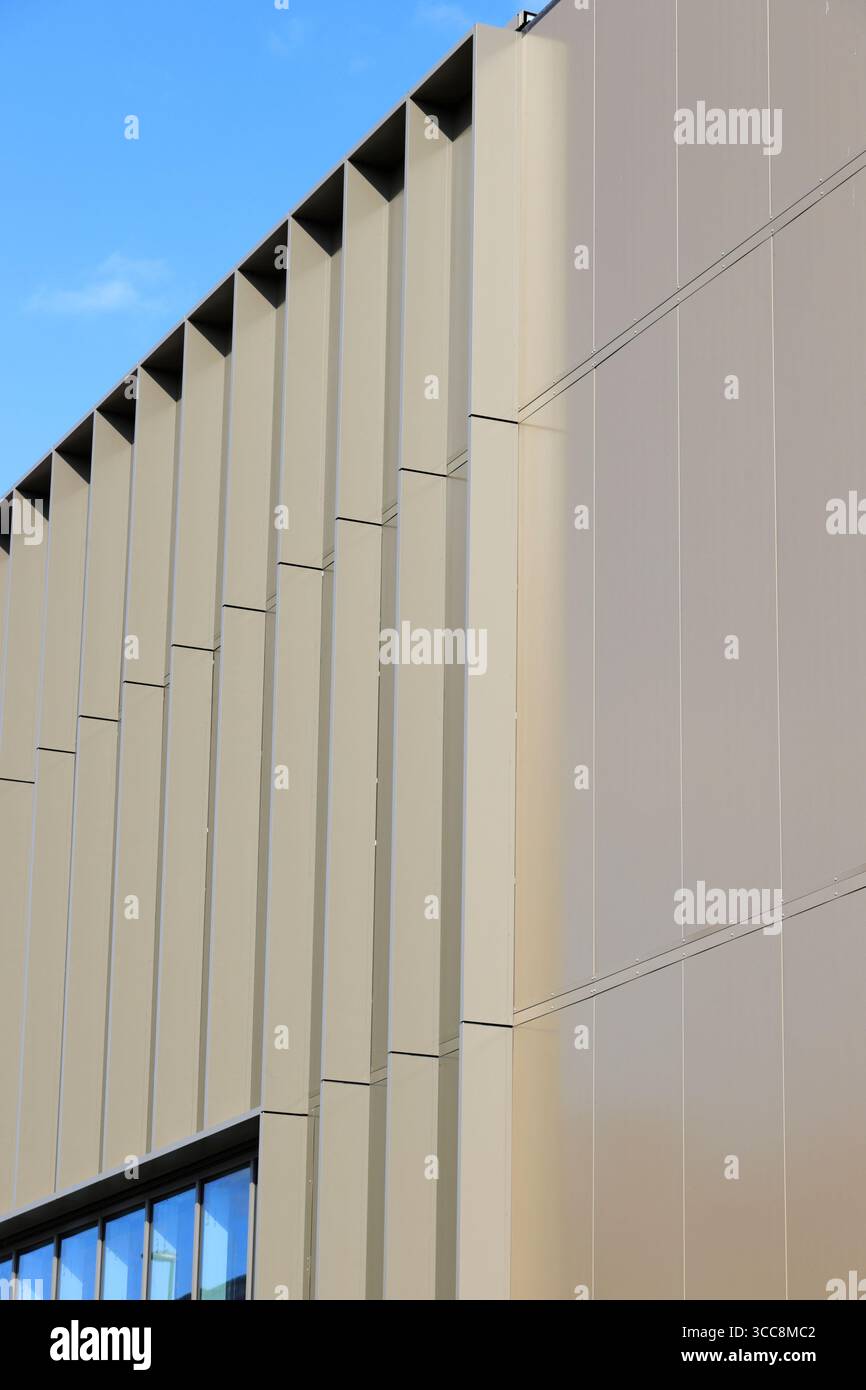 Pannelli di rivestimento in alluminio impermeabili montati sull'edificio del mozzo civico Radcliffe, in costruzione a Greater manchester nel regno unito Foto Stock
