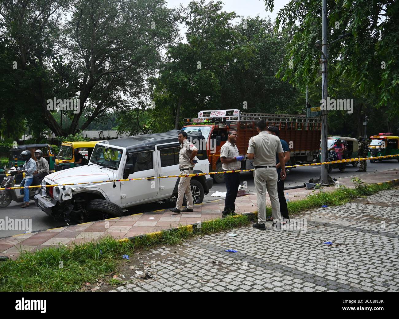 NUOVA DELHI, INDIA - 10 AGOSTO: Il personale addetto alla sicurezza sta di guardia vicino al veicolo Thar, visto sul luogo dell'incidente a Mother Teresa Crescent Marg per il parcheggio di Talkatora, il 10 agosto 2025 a nuova Delhi, India. Una persona e' stata uccisa e un'altra ferita dopo essere stata investita da un SUV su Mother Teresa Road. La polizia ha detto che l'auto, Mahindra Thar, ha colpito i pedoni vicino a Gyarah Murti domenica mattina. Durante l'indagine, la polizia ha recuperato una bottiglia di liquore dal veicolo, a seguito della quale una squadra forense è stata chiamata ad esaminarla per determinare se il consumo di alcol fosse coinvolto. (Pho Foto Stock