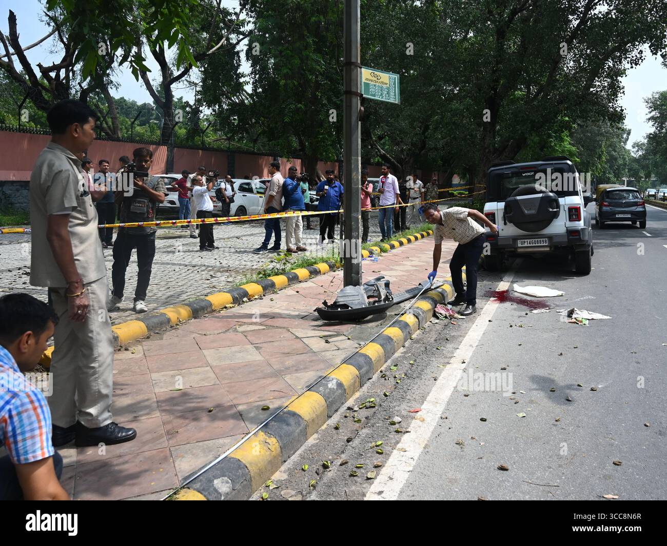 NUOVA DELHI, INDIA - 10 AGOSTO: Il Forensic Team esamina il posto a Mother Teresa Crescent Marg a Talkatora Parking, dove un Thar si è incontrato con un incidente, il 10 agosto 2025 a nuova Delhi, India. Una persona e' stata uccisa e un'altra ferita dopo essere stata investita da un SUV su Mother Teresa Road. La polizia ha detto che l'auto, Mahindra Thar, ha colpito i pedoni vicino a Gyarah Murti domenica mattina. Durante l'indagine, la polizia ha recuperato una bottiglia di liquore dal veicolo, a seguito della quale una squadra forense è stata chiamata ad esaminarla per determinare se il consumo di alcol fosse coinvolto. (Foto di Vipin Kumar/Hindustan Foto Stock
