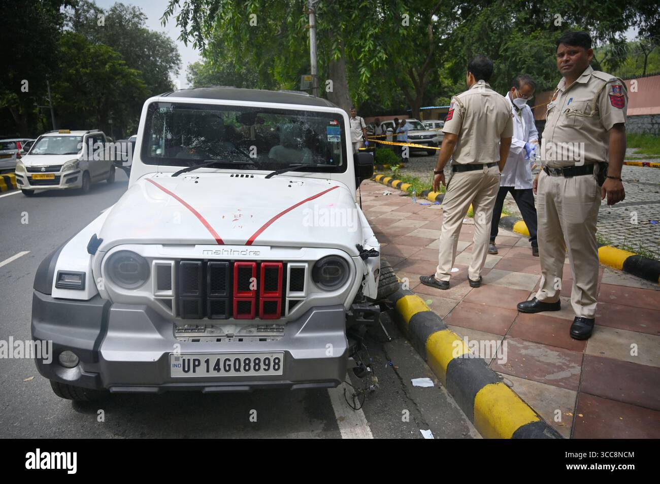 NUOVA DELHI, INDIA - 10 AGOSTO: Il personale addetto alla sicurezza sta di guardia vicino al veicolo Thar, visto sul luogo dell'incidente a Mother Teresa Crescent Marg per il parcheggio di Talkatora, il 10 agosto 2025 a nuova Delhi, India. Una persona e' stata uccisa e un'altra ferita dopo essere stata investita da un SUV su Mother Teresa Road. La polizia ha detto che l'auto, Mahindra Thar, ha colpito i pedoni vicino a Gyarah Murti domenica mattina. Durante l'indagine, la polizia ha recuperato una bottiglia di liquore dal veicolo, a seguito della quale una squadra forense è stata chiamata ad esaminarla per determinare se il consumo di alcol fosse coinvolto. (Pho Foto Stock
