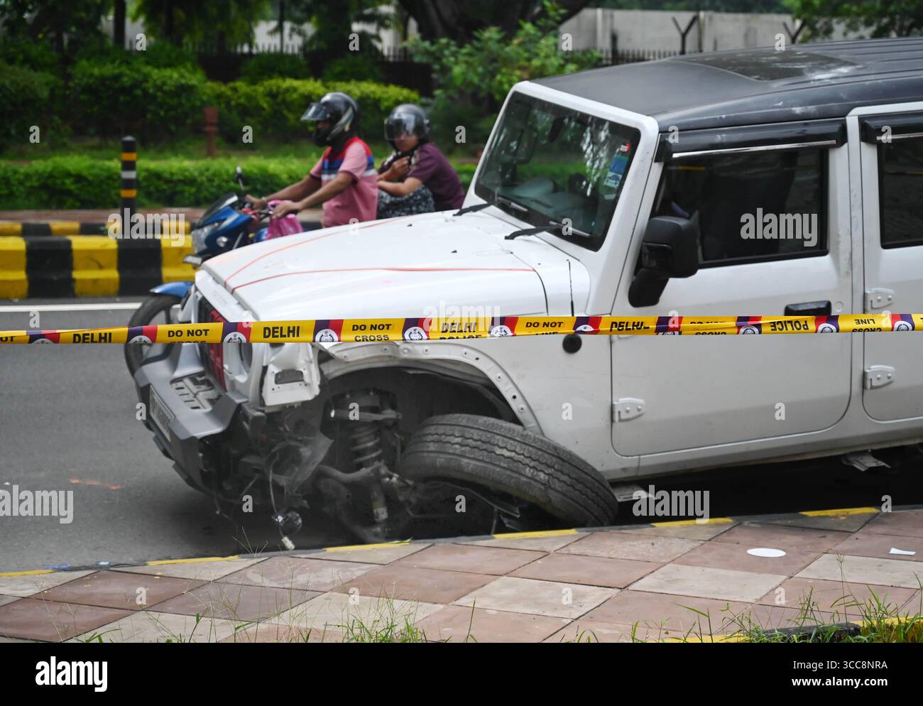NUOVA DELHI, INDIA - 10 AGOSTO: Il personale addetto alla sicurezza sta di guardia vicino al veicolo Thar, visto sul luogo dell'incidente a Mother Teresa Crescent Marg per il parcheggio di Talkatora, il 10 agosto 2025 a nuova Delhi, India. Una persona e' stata uccisa e un'altra ferita dopo essere stata investita da un SUV su Mother Teresa Road. La polizia ha detto che l'auto, Mahindra Thar, ha colpito i pedoni vicino a Gyarah Murti domenica mattina. Durante l'indagine, la polizia ha recuperato una bottiglia di liquore dal veicolo, a seguito della quale una squadra forense è stata chiamata ad esaminarla per determinare se il consumo di alcol fosse coinvolto. (Pho Foto Stock