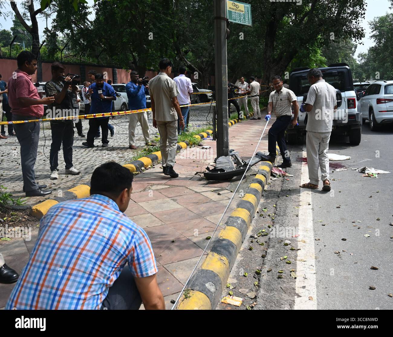 NUOVA DELHI, INDIA - 10 AGOSTO: Il Forensic Team esamina il posto a Mother Teresa Crescent Marg a Talkatora Parking, dove un Thar si è incontrato con un incidente, il 10 agosto 2025 a nuova Delhi, India. Una persona e' stata uccisa e un'altra ferita dopo essere stata investita da un SUV su Mother Teresa Road. La polizia ha detto che l'auto, Mahindra Thar, ha colpito i pedoni vicino a Gyarah Murti domenica mattina. Durante l'indagine, la polizia ha recuperato una bottiglia di liquore dal veicolo, a seguito della quale una squadra forense è stata chiamata ad esaminarla per determinare se il consumo di alcol fosse coinvolto. (Foto di Vipin Kumar/Hindustan Foto Stock