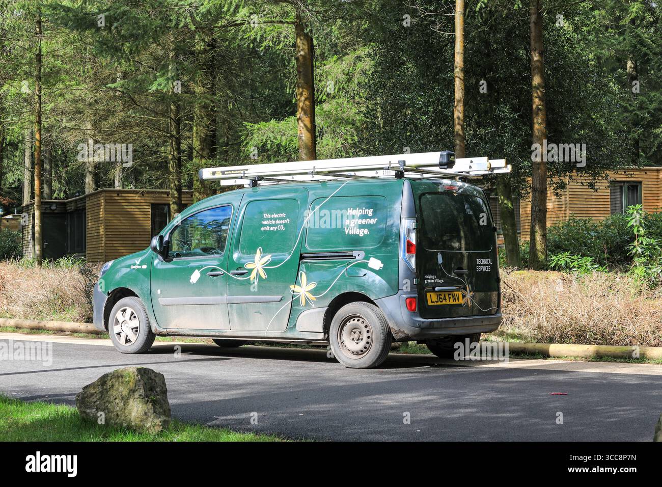 Tutti i veicoli elettrici per la manutenzione o furgoni del servizio di assistenza tecnica di Center Parcs, Longleat Forest Holiday Village, Wiltshire, Inghilterra, Regno Unito, Foto Stock