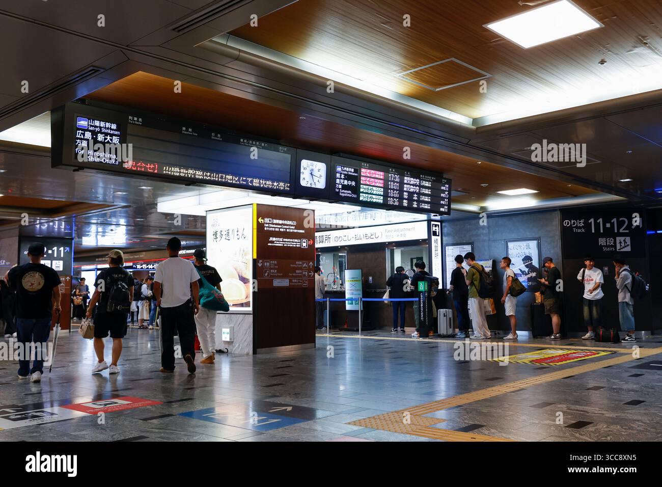 Una scheda elettronica visualizza un messaggio che annuncia la sospensione dei servizi ferroviari alla stazione JR di Hakata il 10 agosto 2025, a Fukuoka, in Giappone. La West Japan Railway Co. Annunciò alle 16:00 del 10 agosto che avrebbe sospeso tutti i servizi Sanyo Shinkansen tra Hiroshima e Hakata per il resto della giornata. Il servizio era già stato interrotto dalle 13:30, a causa della forte pioggia. Foto Stock