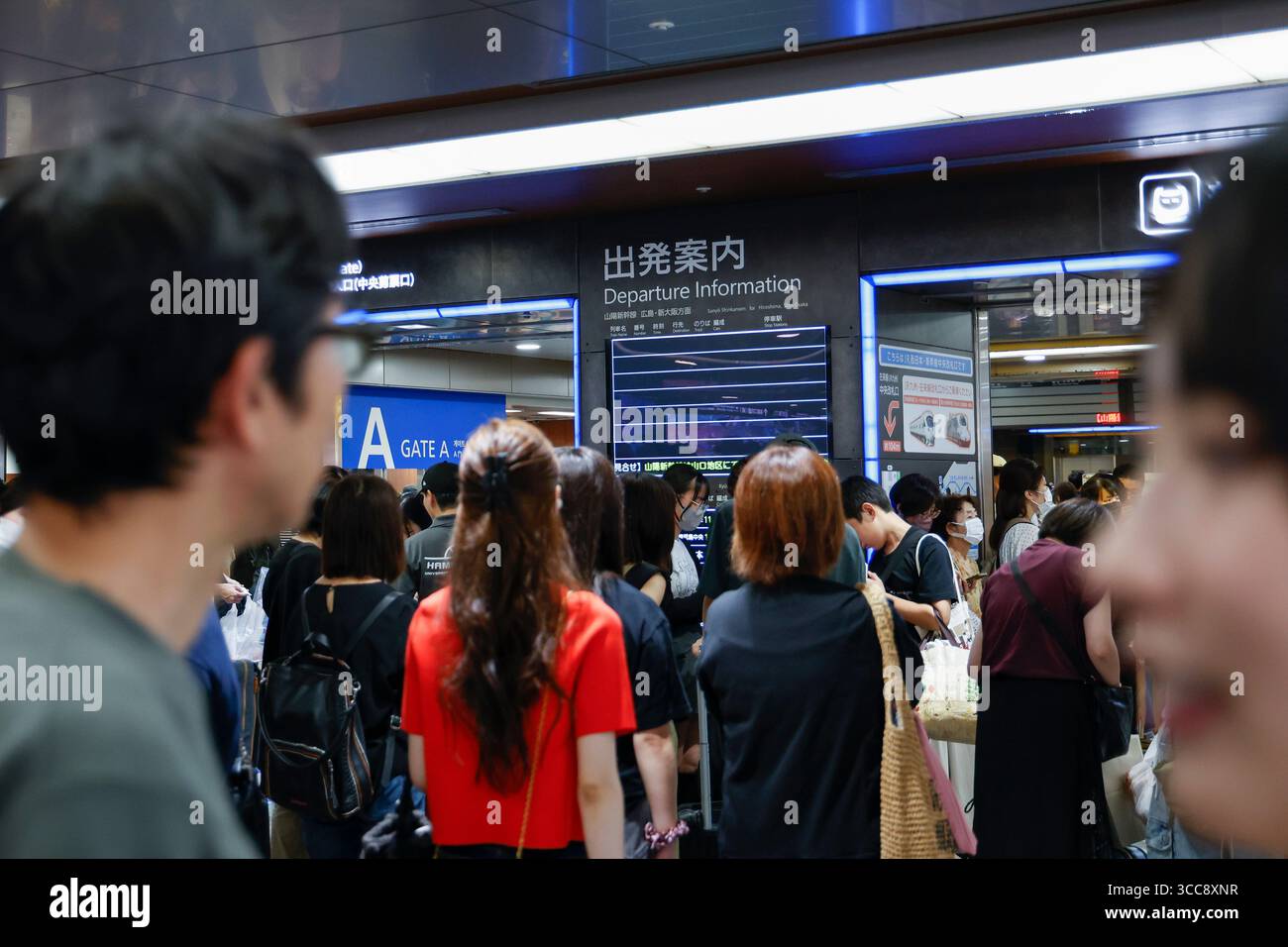 Un biglietto d'ingresso alla stazione JR di Hakata il 10 agosto 2025, a Fukuoka, Giappone. La West Japan Railway Co. Annunciò alle 16:00 del 10 agosto che avrebbe sospeso tutti i servizi Sanyo Shinkansen tra Hiroshima e Hakata per il resto della giornata. Il servizio era già stato interrotto dalle 13:30, a causa della forte pioggia. (Foto di Rodrigo Reyes Marin/Aflo) Foto Stock