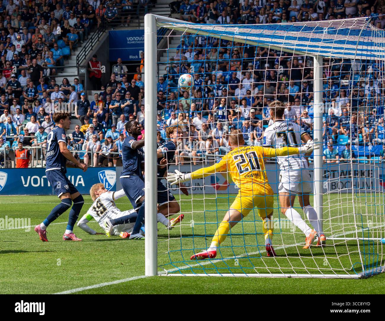 Sport, calcio, seconda lega tedesca, 2025/2026, VfL Bochum vs. SV 07 Elversberg 2-0, 10.08.2025, Vonovia Ruhr Stadium, scena della partita, area di rigore, F.l.t.r. Moritz Broschinski (VfL), Lukas Finn Pinckert (SVE), Ibrahima Sissoko (VfL), Mats Pannewig (ValfL), QUALSIASI VIDEO DI Maximilias), IMMAGINI DI SVE (Vkeeper SVE), IMMAGINI DI Maximilian (VFL), VIDEO DI SVE-Smilias Foto Stock