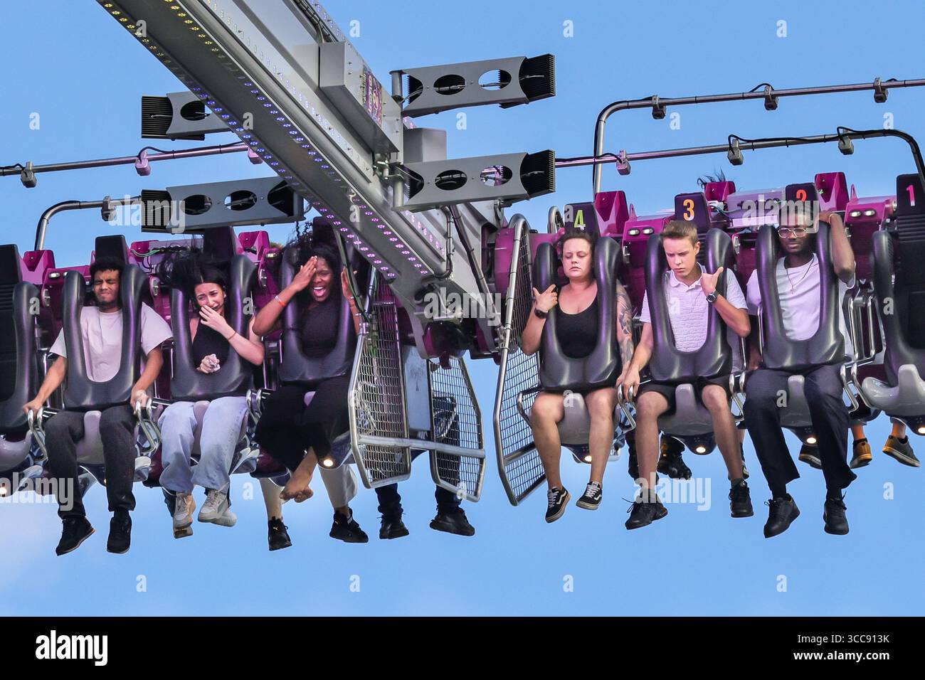 Herne-Crange, NRW, Germania. 10 agosto 2025. I passeggeri urlano e si divertono con "Evolution", un'emozionante corsa alta 66 metri. Cranger Kirmes è una delle più grandi fiere per famiglie della Germania e vede regolarmente circa 4 milioni di visitatori in 10 giorni (più il giorno di apertura). Quest'anno potrebbe aver superato quel numero e solo negli ultimi due giorni, oltre un milione di persone hanno passeggiato per la fiera. Ha una lunga tradizione che risale al 15° mercato festivo e alla fiera dei cavalli nello stesso luogo. Crediti: Imageplotter/Alamy Live News Foto Stock