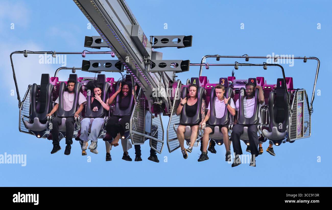 Herne-Crange, NRW, Germania. 10 agosto 2025. I passeggeri urlano e si divertono con "Evolution", un'emozionante corsa alta 66 metri. Cranger Kirmes è una delle più grandi fiere per famiglie della Germania e vede regolarmente circa 4 milioni di visitatori in 10 giorni (più il giorno di apertura). Quest'anno potrebbe aver superato quel numero e solo negli ultimi due giorni, oltre un milione di persone hanno passeggiato per la fiera. Ha una lunga tradizione che risale al 15° mercato festivo e alla fiera dei cavalli nello stesso luogo. Crediti: Imageplotter/Alamy Live News Foto Stock