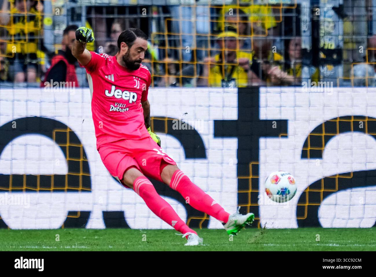 DORTMUND, GERMANIA - 10 AGOSTO: Portiere della Juventus Carlo Pinsoglio durante l'amichevole di pre-stagione tra Borussia Dortmund e Juventus FC al Signal Iduna Park il 10 agosto 2025 a Dortmund, Germania. (Foto di Rene Nijhuis) credito: René Nijhuis/Alamy Live News Foto Stock