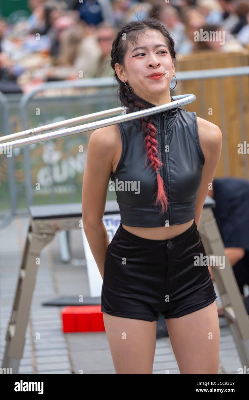 Artisti di strada in azione al 2025 Edinburgh Fringe. Foto Stock
