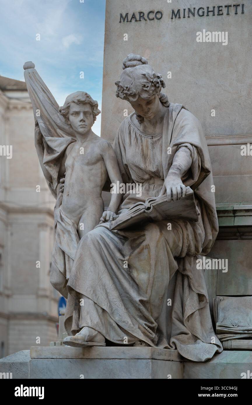 Monumento a Marco Minghetti, statua commemorativa situata lungo corso Vittorio Emanuele, in Piazza San Pantaleo, Roma, Italia Foto Stock
