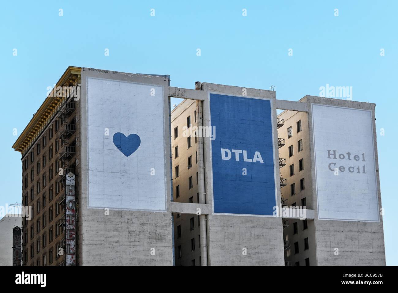LOS ANGELES, CALIFORNIA - 30 giugno 2025: L'Hotel Cecil, un complesso residenziale a prezzi accessibili, è ampiamente considerato tra gli hotel più infestati al mondo. Foto Stock