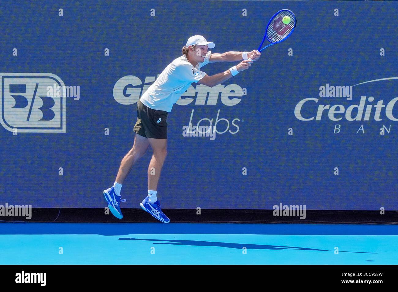 MASON, OH - AUG 10: Alex De Minaur (AUS) restituisce un tiro a Reilly Opelka (non nella foto) durante il secondo round di singolare maschile al Cincinnati Open 2025 al Lindner Family Tennis Center il 10 agosto 2025. Crediti: AKPhoto/Alamy Live News Foto Stock