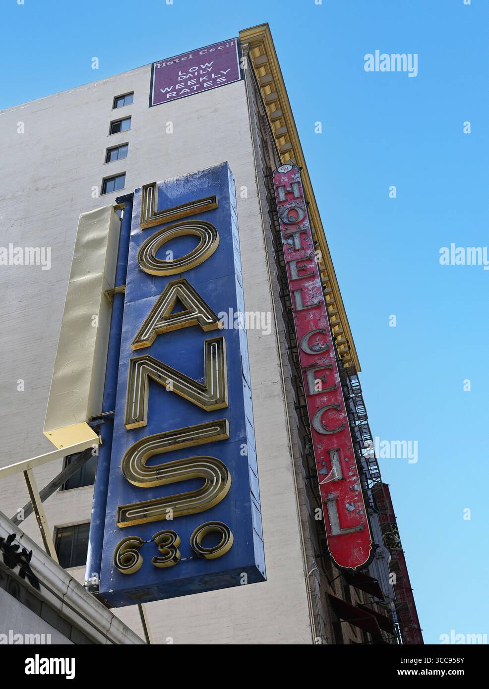 LOS ANGELES, CALIFORNIA - 30 giugno 2025: Hotel Cecil, firma e prestiti cantano presso il complesso abitativo a prezzi accessibili, ampiamente considerato tra i più infestati Foto Stock