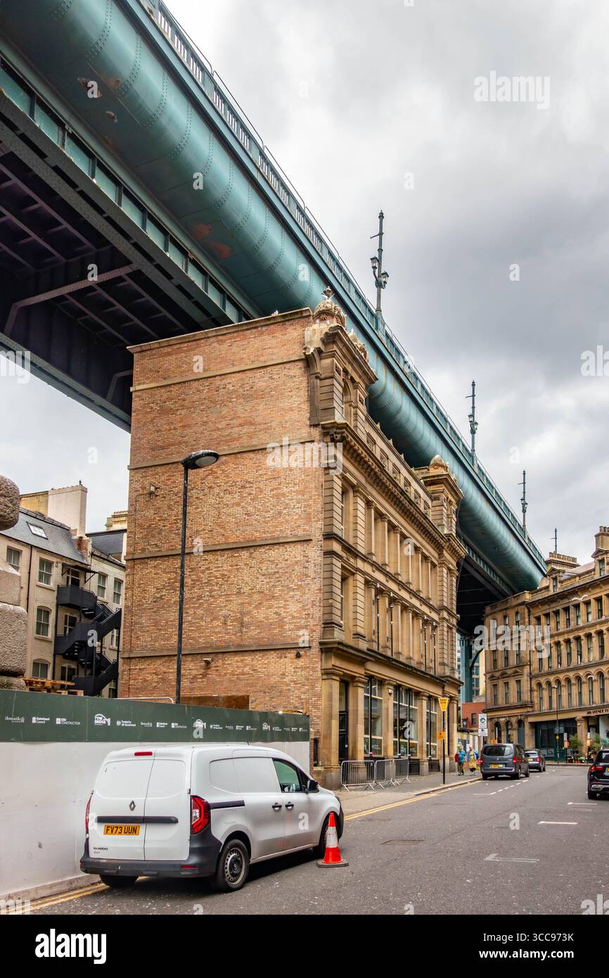 Il Tyne Bridge si estende sulla sommità degli appartamenti vittoriani in Queen Street a Newcastle-upon-Tyne, Northumberland, Regno Unito Foto Stock