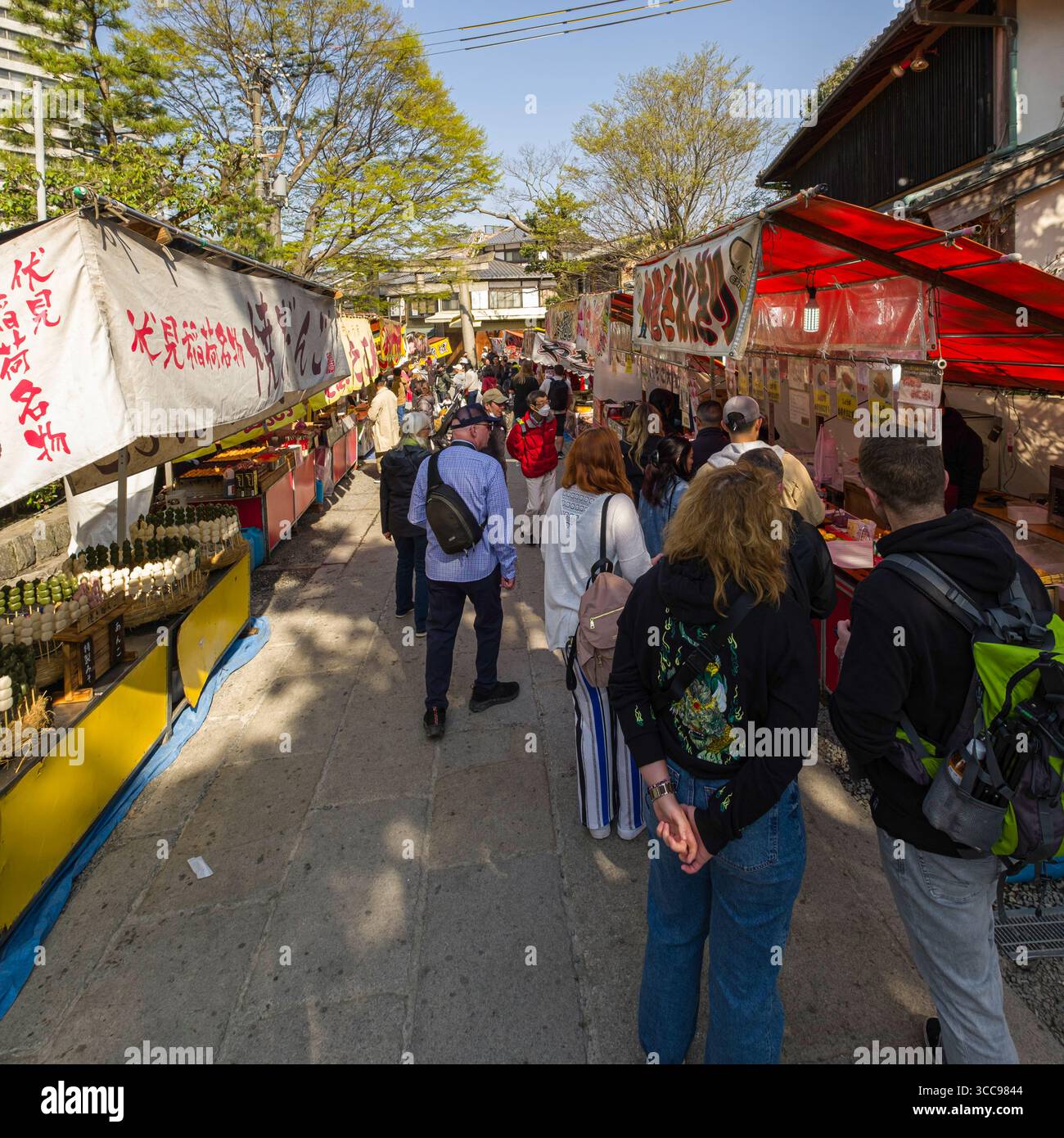 Venditori ambulanti che vendono prodotti alimentari da bancarelle temporanee lungo la corsia di avvicinamento posteriore vicino al santuario Shinto di Fushimi Inari Taisha, Fukakusa Yabunouchicho, Fushimi War Foto Stock