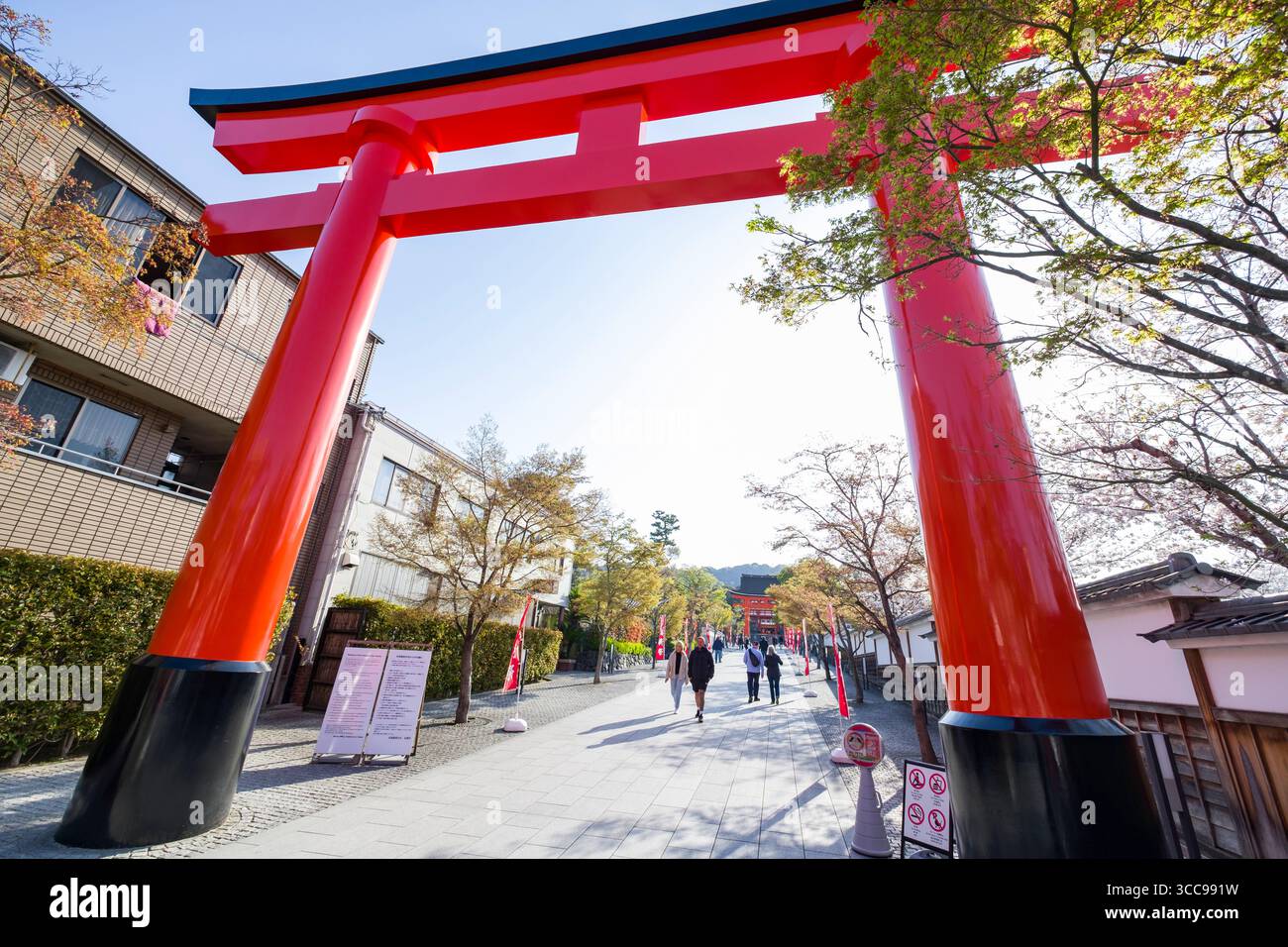 Grande Torii ad un ingresso al santuario Shintoista Fushimi Inari Taisha, Fukakusa Inarionmaecho, Fushimi Ward, Kyoto, Kansai, Honshu, Giappone Foto Stock