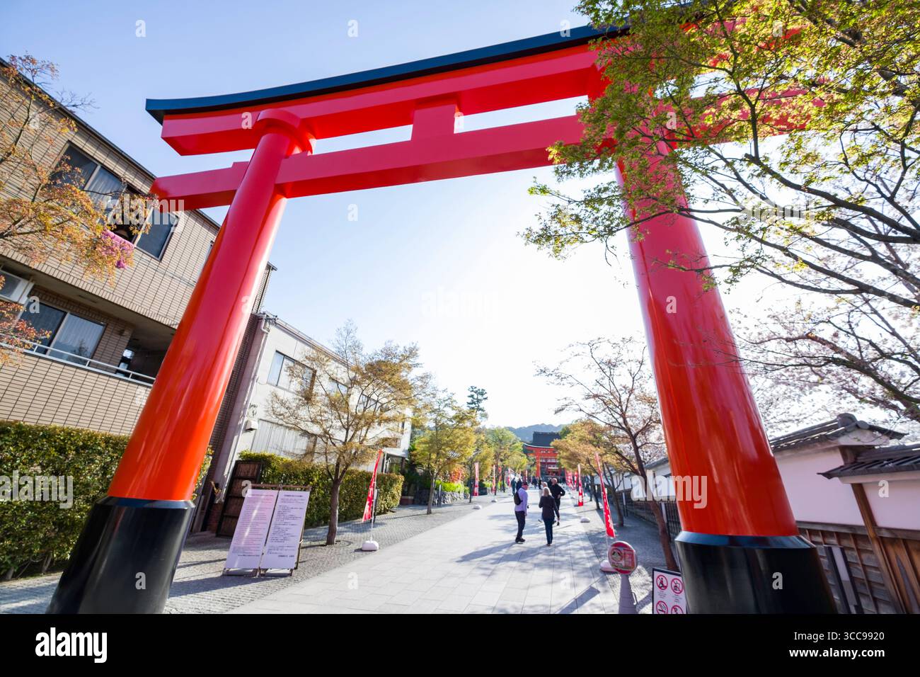 Grande Torii ad un ingresso al santuario Shintoista Fushimi Inari Taisha, Fukakusa Inarionmaecho, Fushimi Ward, Kyoto, Kansai, Honshu, Giappone Foto Stock
