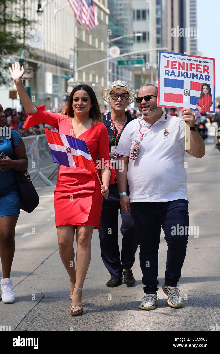 NEW YORK, NEW YORK – 10 AGOSTO 2025: Jenifer Rajkumar marcia lungo Avenue of the Americas durante la Festa dei Domenicani a Manhattan. L'annuale National Dominican Day Parade celebra il patrimonio dominicano e l'unità delle comunità dominicane e americane, attirando migliaia di spettatori lungo il percorso dalla 39th Street alla 54th Street. (Foto: Luiz Rampelotto/EuropaNewswire) Foto Stock
