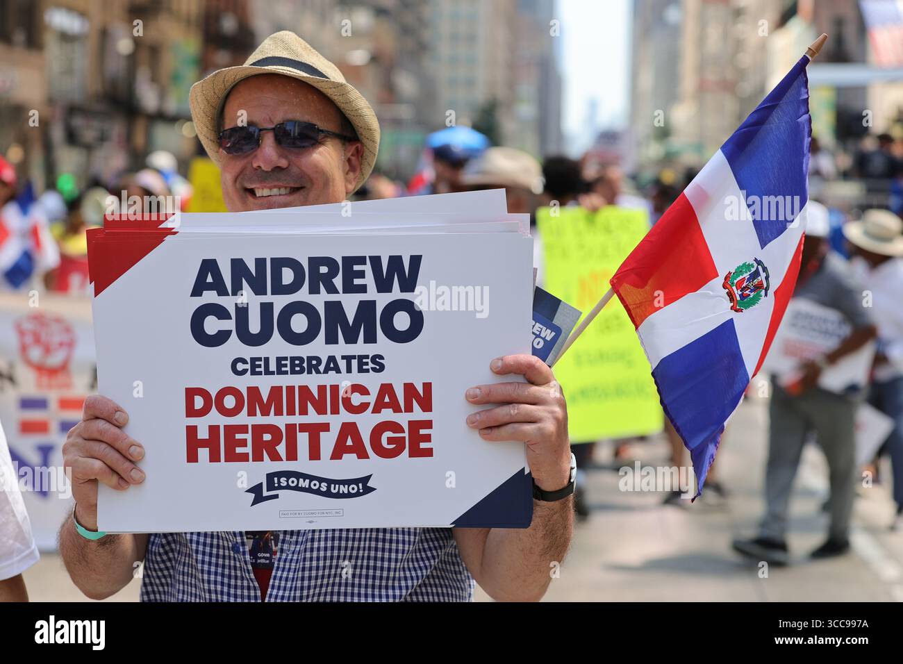 NEW YORK, NEW YORK – 10 AGOSTO 2025: Andrew Cuomo marcia lungo Avenue of the Americas durante la Dominican Day Parade a Manhattan. L'annuale National Dominican Day Parade celebra il patrimonio dominicano e l'unità delle comunità dominicane e americane, attirando migliaia di spettatori lungo il percorso dalla 39th Street alla 54th Street. (Foto: Luiz Rampelotto/EuropaNewswire) Foto Stock