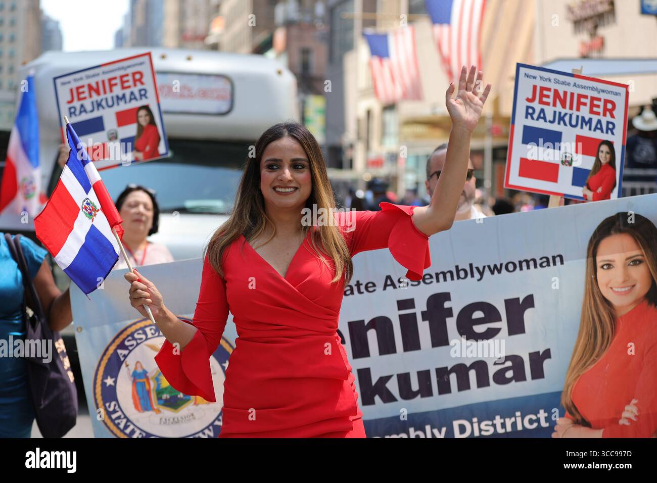 NEW YORK, NEW YORK – 10 AGOSTO 2025: Jenifer Rajkumar marcia lungo Avenue of the Americas durante la Festa dei Domenicani a Manhattan. L'annuale National Dominican Day Parade celebra il patrimonio dominicano e l'unità delle comunità dominicane e americane, attirando migliaia di spettatori lungo il percorso dalla 39th Street alla 54th Street. (Foto: Luiz Rampelotto/EuropaNewswire) Foto Stock