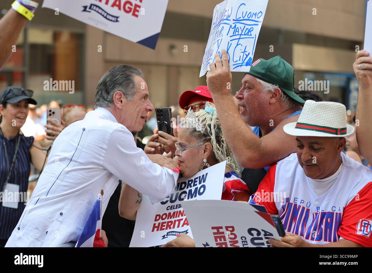 New York, Stati Uniti. 10 agosto 2025. NEW YORK, NEW YORK - 10 AGOSTO 2025: Andrew Cuomo marcia lungo Avenue of the Americas durante la Dominican Day Parade a Manhattan. L'annuale National Dominican Day Parade celebra il patrimonio dominicano e l'unità delle comunità dominicane e americane, attirando migliaia di spettatori lungo il percorso dalla 39th Street alla 54th Street. (Foto: Luiz Rampelotto/EuropaNewswire/Sipa USA) credito: SIPA USA/Alamy Live News Foto Stock