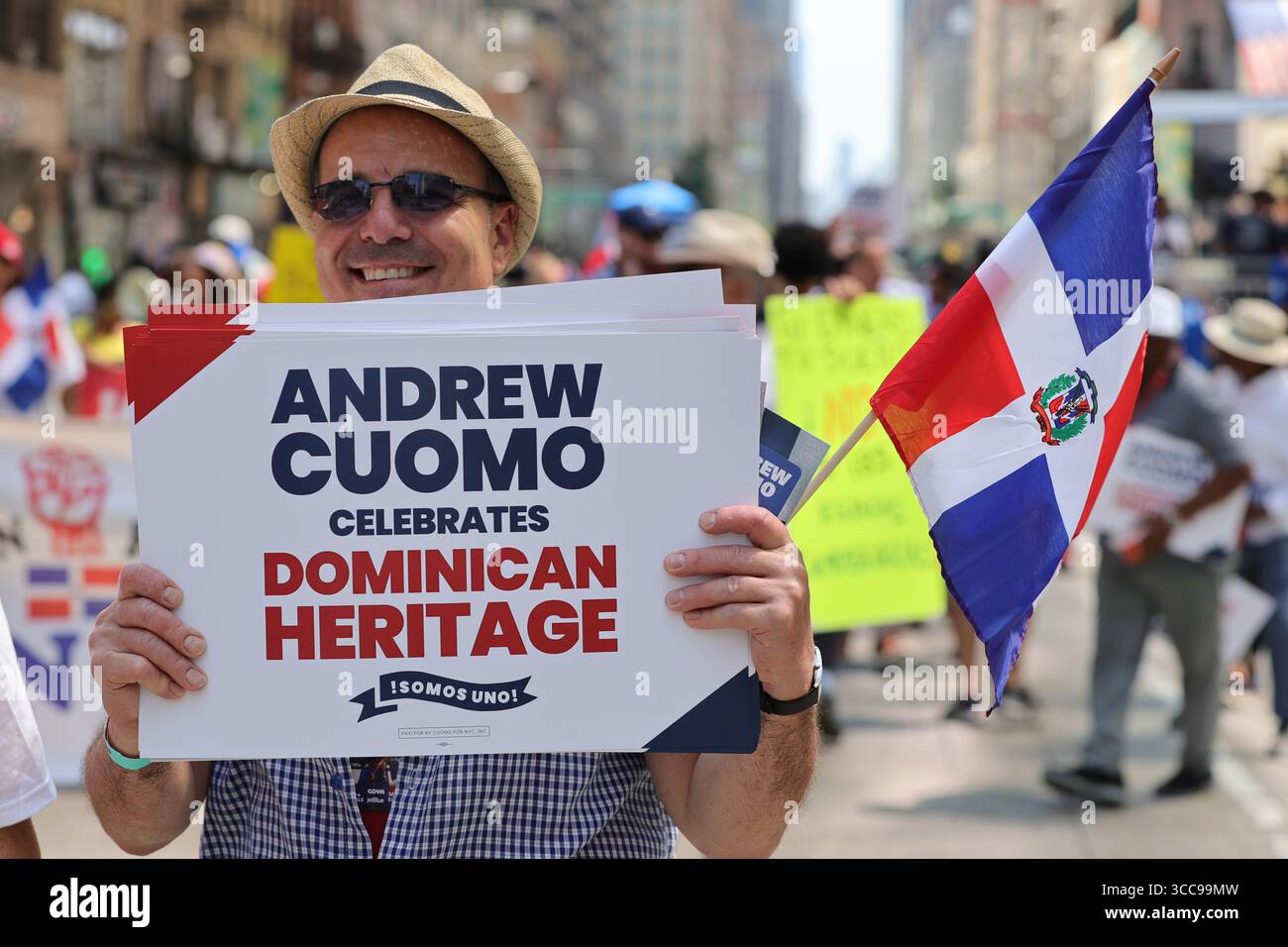 New York, Stati Uniti. 10 agosto 2025. NEW YORK, NEW YORK - 10 AGOSTO 2025: Andrew Cuomo marcia lungo Avenue of the Americas durante la Dominican Day Parade a Manhattan. L'annuale National Dominican Day Parade celebra il patrimonio dominicano e l'unità delle comunità dominicane e americane, attirando migliaia di spettatori lungo il percorso dalla 39th Street alla 54th Street. (Foto: Luiz Rampelotto/EuropaNewswire/Sipa USA) credito: SIPA USA/Alamy Live News Foto Stock