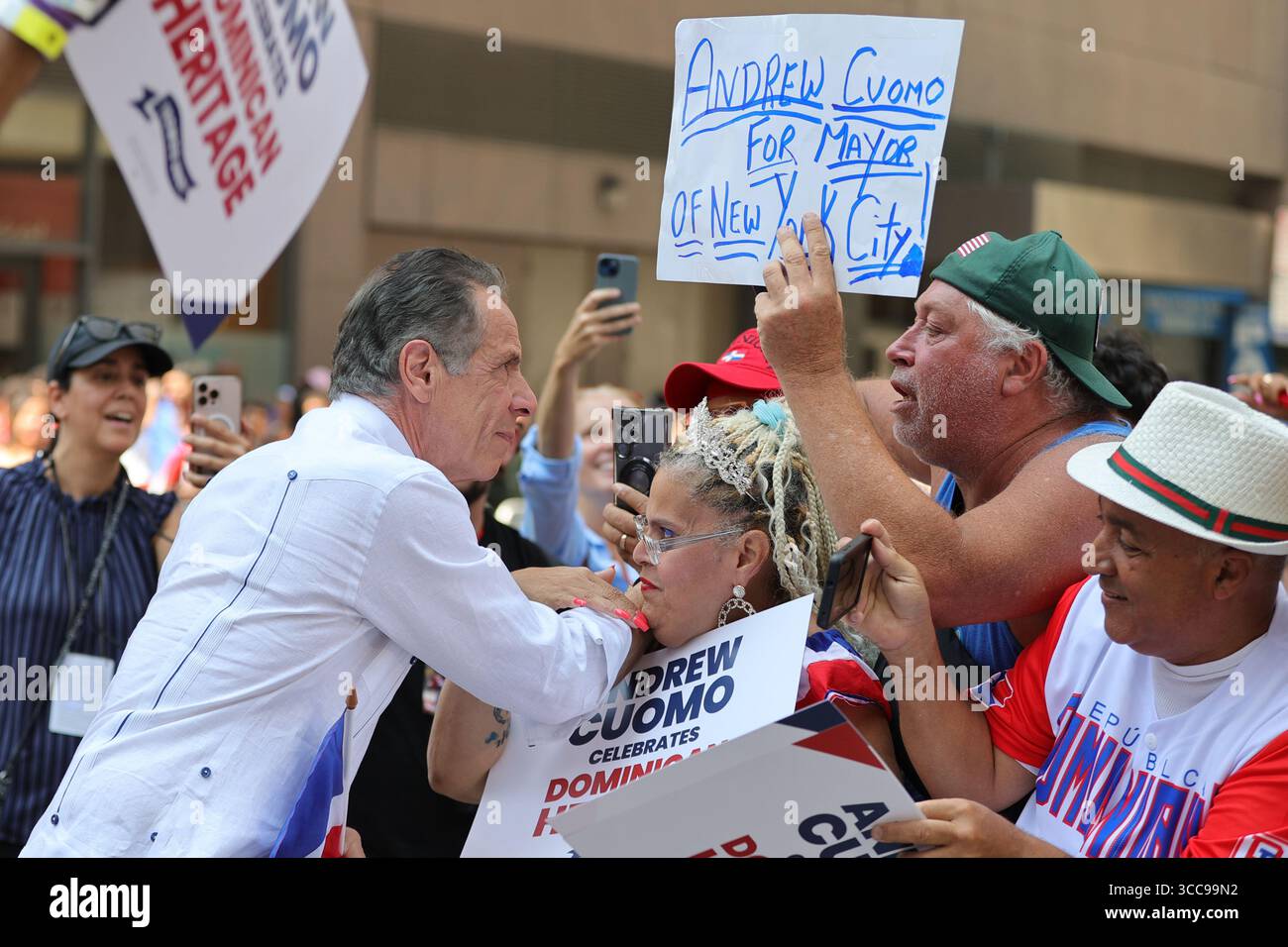 New York, Stati Uniti. 10 agosto 2025. NEW YORK, NEW YORK - 10 AGOSTO 2025: Andrew Cuomo marcia lungo Avenue of the Americas durante la Dominican Day Parade a Manhattan. L'annuale National Dominican Day Parade celebra il patrimonio dominicano e l'unità delle comunità dominicane e americane, attirando migliaia di spettatori lungo il percorso dalla 39th Street alla 54th Street. (Foto: Luiz Rampelotto/EuropaNewswire/Sipa USA) credito: SIPA USA/Alamy Live News Foto Stock