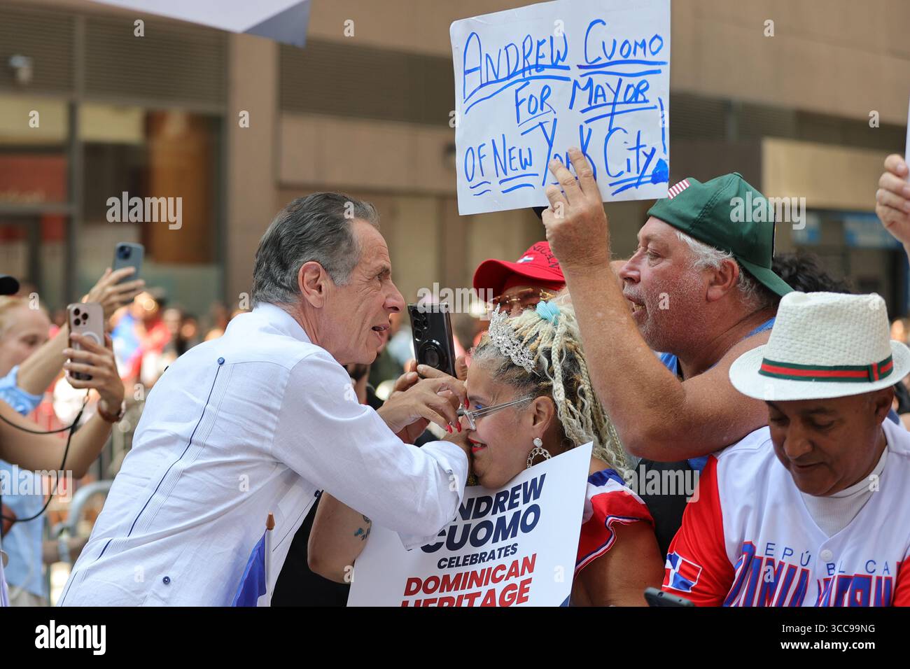 New York, Stati Uniti. 10 agosto 2025. NEW YORK, NEW YORK - 10 AGOSTO 2025: Andrew Cuomo marcia lungo Avenue of the Americas durante la Dominican Day Parade a Manhattan. L'annuale National Dominican Day Parade celebra il patrimonio dominicano e l'unità delle comunità dominicane e americane, attirando migliaia di spettatori lungo il percorso dalla 39th Street alla 54th Street. (Foto: Luiz Rampelotto/EuropaNewswire/Sipa USA) credito: SIPA USA/Alamy Live News Foto Stock