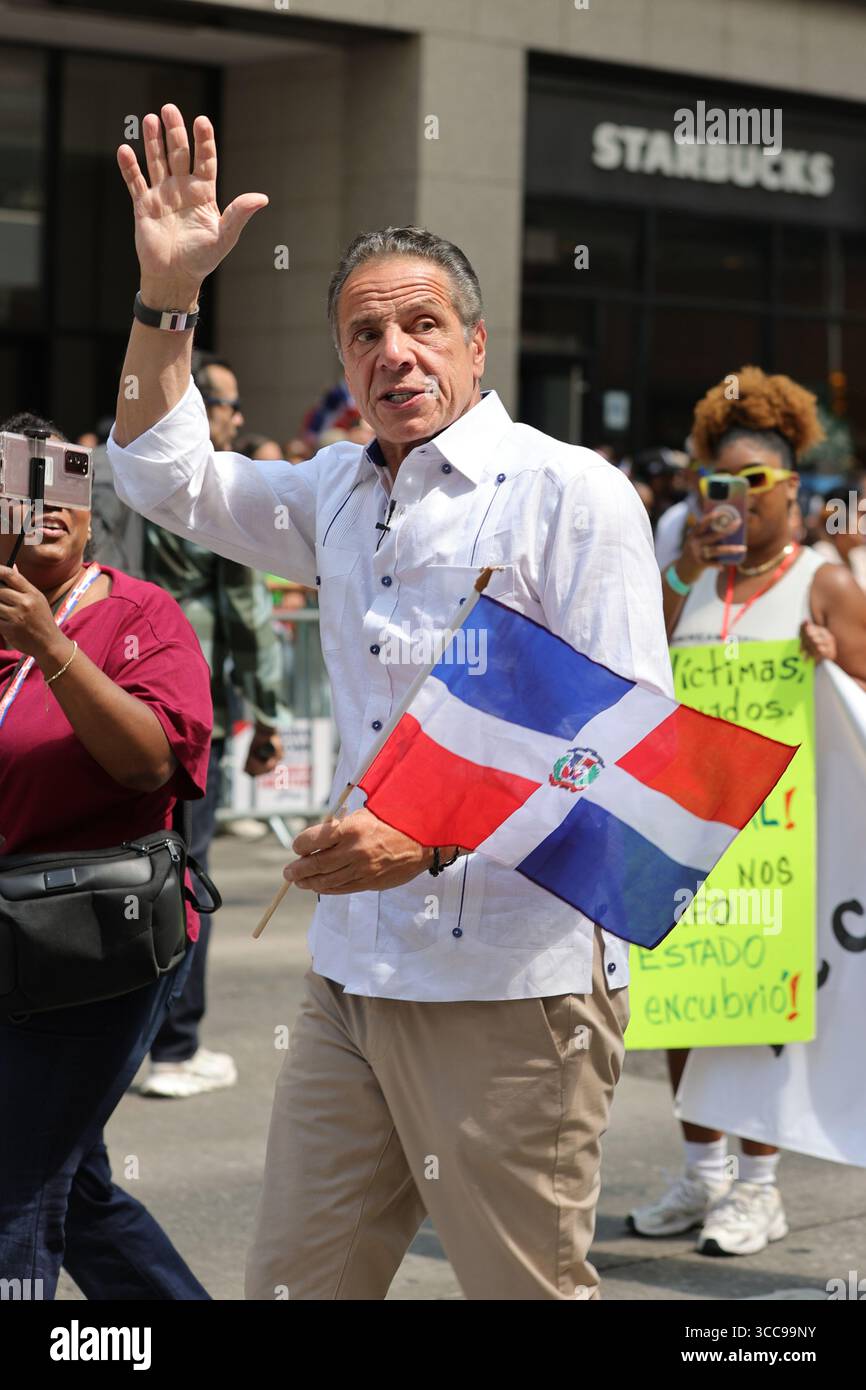 New York, Stati Uniti. 10 agosto 2025. NEW YORK, NEW YORK - 10 AGOSTO 2025: Andrew Cuomo marcia lungo Avenue of the Americas durante la Dominican Day Parade a Manhattan. L'annuale National Dominican Day Parade celebra il patrimonio dominicano e l'unità delle comunità dominicane e americane, attirando migliaia di spettatori lungo il percorso dalla 39th Street alla 54th Street. (Foto: Luiz Rampelotto/EuropaNewswire/Sipa USA) credito: SIPA USA/Alamy Live News Foto Stock
