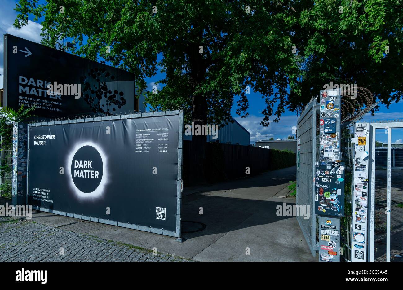 Ingresso di Dark Matter a Berlino, una mostra contemporanea con installazioni di luci e suoni coinvolgenti. Foto Stock