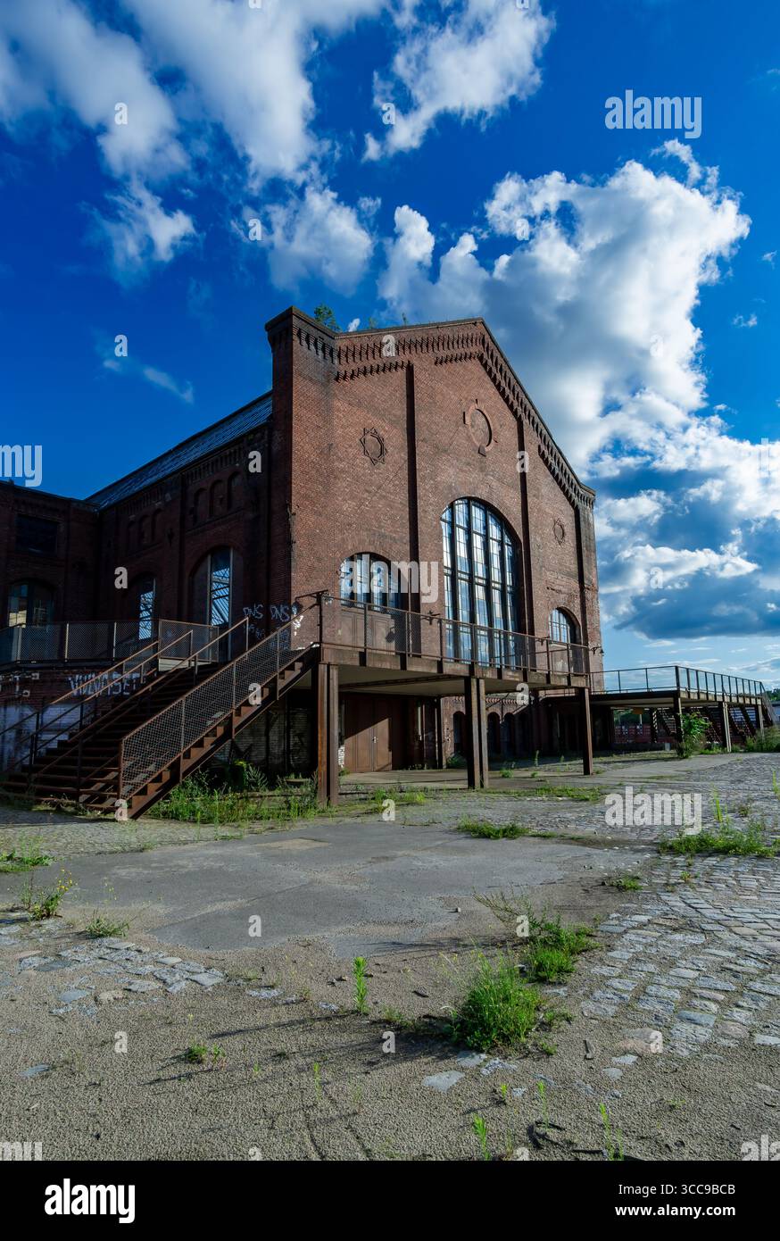 Vista verticale dello storico ex edificio carcerario di Berlino Rummelsburg, un luogo architettonico perduto conservato del XIX secolo. Foto Stock