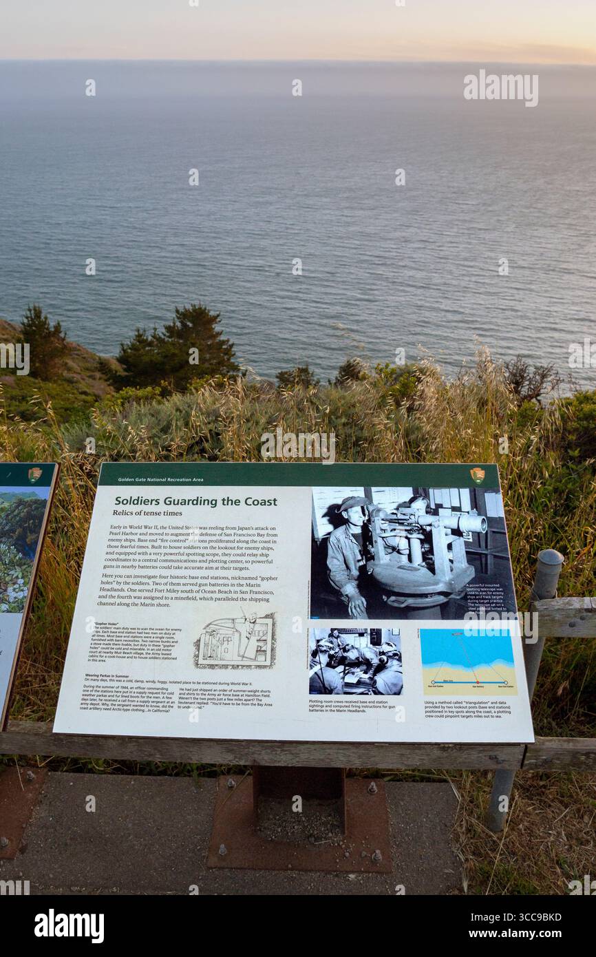 Cartello del National Park Service presso Muir Beach Overlook che interpreta le difese costiere militari statunitensi della seconda guerra mondiale degli anni '1940 nella California settentrionale. Il segno Foto Stock
