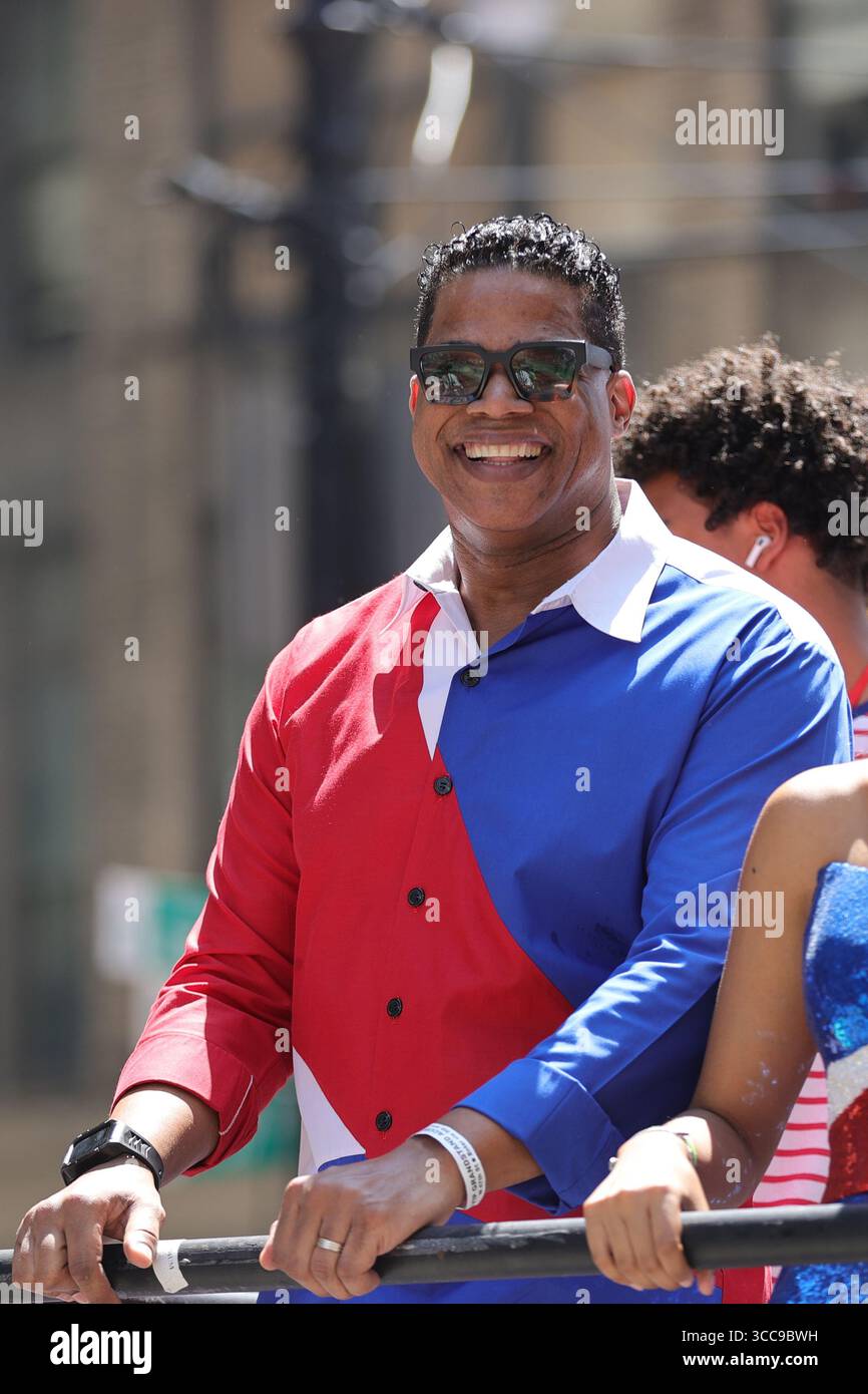 NEW YORK, NEW YORK – 10 AGOSTO 2025: Jandy Ventura marcia lungo Avenue of the Americas durante la Dominican Day Parade a Manhattan. L'annuale National Dominican Day Parade celebra il patrimonio dominicano e l'unità delle comunità dominicane e americane, attirando migliaia di spettatori lungo il percorso dalla 39th Street alla 54th Street. (Foto: Luiz Rampelotto/EuropaNewswire) Foto Stock