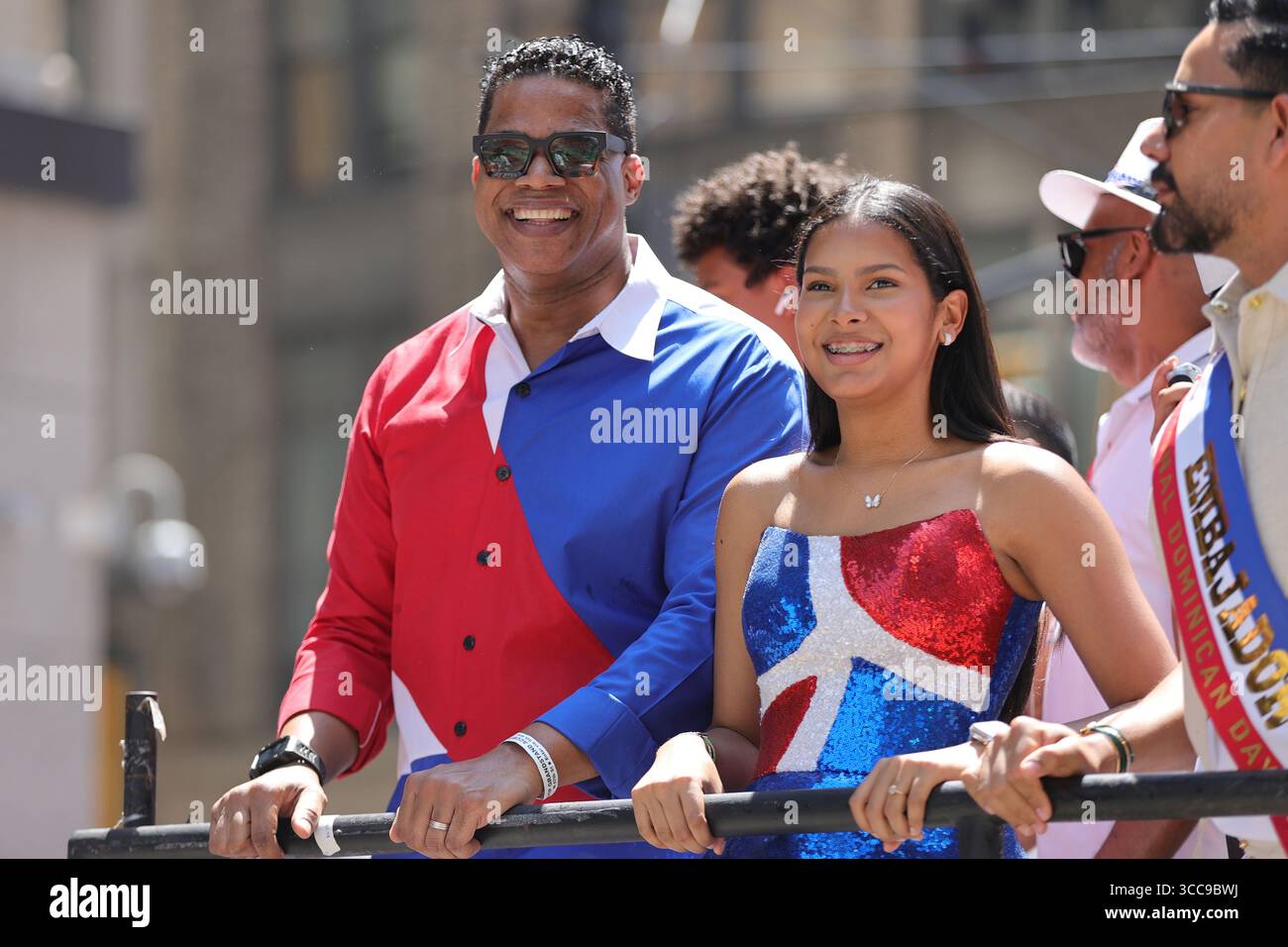 NEW YORK, NEW YORK – 10 AGOSTO 2025: Jandy Ventura marcia lungo Avenue of the Americas durante la Dominican Day Parade a Manhattan. L'annuale National Dominican Day Parade celebra il patrimonio dominicano e l'unità delle comunità dominicane e americane, attirando migliaia di spettatori lungo il percorso dalla 39th Street alla 54th Street. (Foto: Luiz Rampelotto/EuropaNewswire) Foto Stock